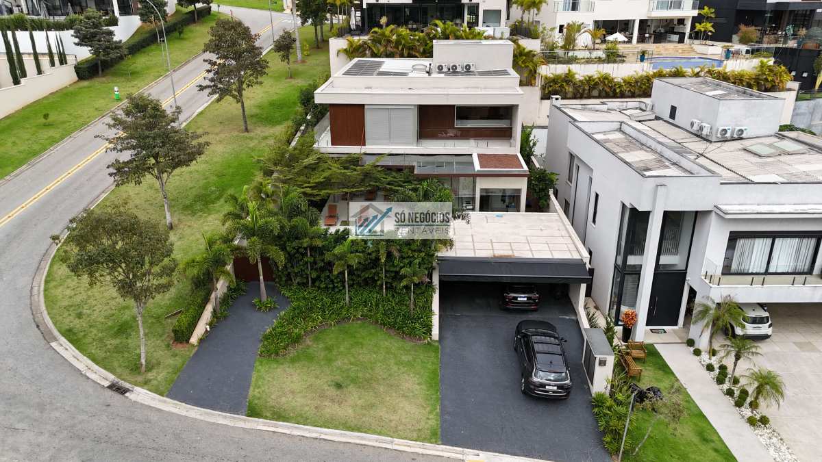  - Casa de Alto Padrão à Venda no Condomínio Genesis II em Alphaville com 4 Suítes, Lazer Completo e Totalmente Mobiliada