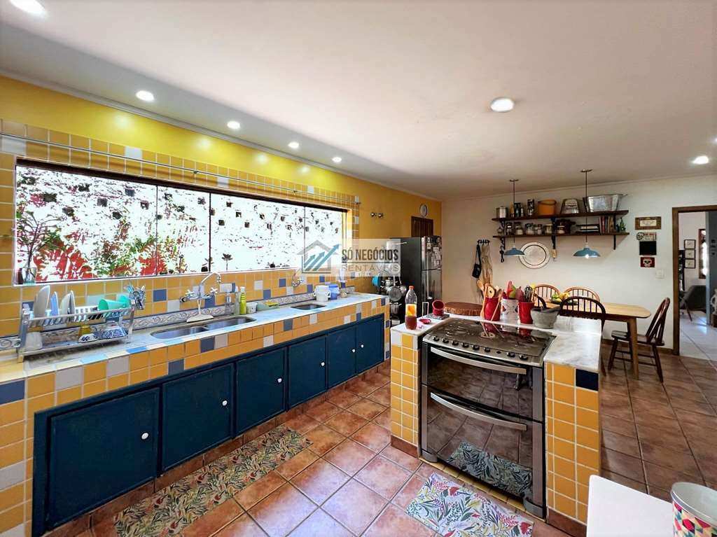  - Casa rústica charmosa à venda na Granja Viana II em Cotia com 5 dormitórios, salão gourmet e jardim