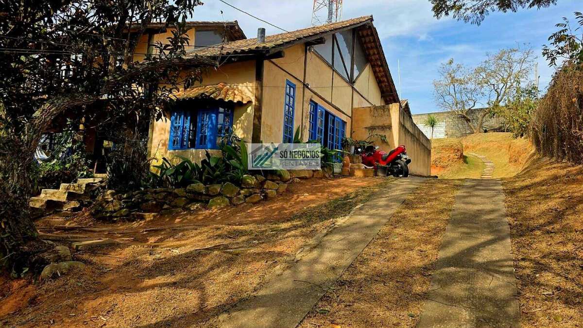 Casa rústica à venda em Cotia com 3 suítes, piscina, ateliê e terreno de 1.500m² no Portal Roselândia